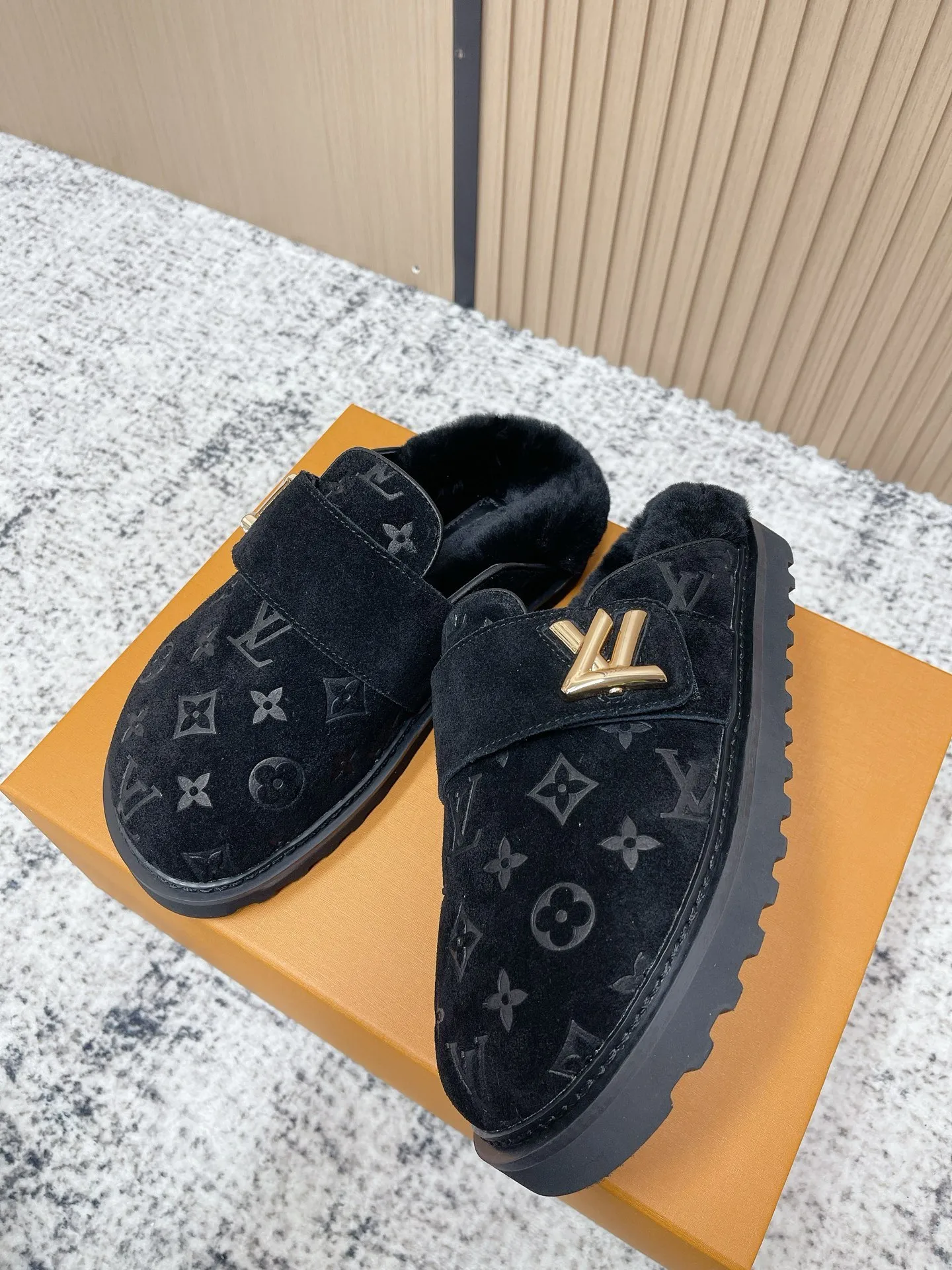 [L Home] P: 500💰 Size: 35-46 (female 40.41, male 45 46 custom-made) Top version Louis vuitton Lv top version LV couple's wool slippers New couple's Birkenstock slippers Cute and loveable, the foot feel is not too good Simple and high-end Sling-hee design Ready to wear and go Good news for lazy people Upper imported cowhide/imported old floral cloth Original hardware buckle, original molded high-density foam outsole. Fabric: Yangjing/classic jacquard fabric. Lining: imported wool lining. Sole: original foam combination sole.
